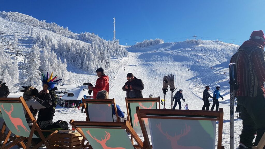 Krvavec pogled s Plaže na crvenu stazu br 17 koja se spušta s Vrha Krvavec.